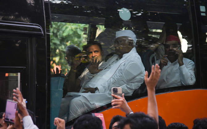 INDIA bloc leaders call for a march towards the Supreme Court New Delhi, Oct 12 (ANI): AICC President Mallikarjun Kharge with Lok Sabha LoP Rahul Gandhi inside a bus during their protest march to the Supreme Court, in New Delhi on Monday. New Delhi Delhi India Copyright: xANIx ANI_20261012411