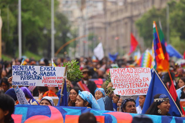 Santiago, October 12, 2026 The assembly of indigenous organizations calls for a march: Indigenous Peoples in Resistance for Autonomy and Demilitarization. Jonnathan Oyarzun Aton Chile, Santiago, Chile Aton 1198918  Copyright: JONNATHANxOYARZUN ATONxCHILE