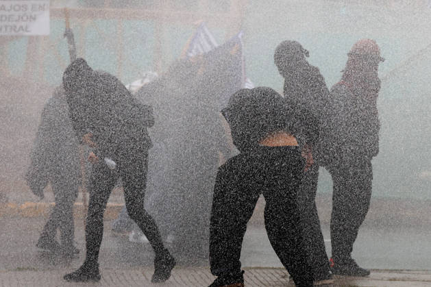 Santiago, October 12, 2026 The assembly of indigenous organizations calls for a march: Indigenous Peoples in Resistance for Autonomy and Demilitarization. Jonnathan Oyarzun Aton Chile, Santiago, Chile Aton 1198929  Copyright: JONNATHANxOYARZUN ATONxCHILE