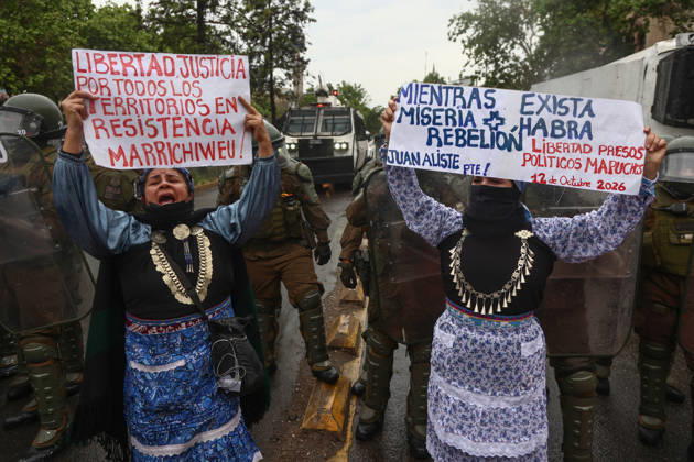 Hundreds of people protest against Columbus Day in Santiago SANTIAGO, CHILE - OCTOBER 12: Mapuche protesters hold up signs during the traditional protest against Columbus Day in Santiago, Chile, on October 12, 2026. The protesters demanded indigenous rights and territorial recognition. Lucas Aguayo Araos Anadolu Santiago Chile. Editorial use only. Please get in touch for any other usage.  Copyright: x2026xAnadoluxLucasxAguayoxAraosx