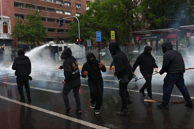 Hundreds of people protest against Columbus Day in Santiago SANTIAGO, CHILE - OCTOBER 12: Demonstrators clash with police during the traditional protest against Columbus Day in Santiago, Chile, on October 12, 2026. The protesters demanded Indigenous rights and territorial recognition. Lucas Aguayo Araos Anadolu Santiago Chile. Editorial use only. Please get in touch for any other usage.  Copyright: x2026xAnadoluxLucasxAguayoxAraosx