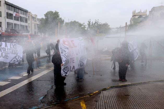 Hundreds of people protest against Columbus Day in Santiago SANTIAGO, CHILE - OCTOBER 12: Demonstrators clash with police during the traditional protest against Columbus Day in Santiago, Chile, on October 12, 2026. The protesters demanded Indigenous rights and territorial recognition. Lucas Aguayo Araos Anadolu Santiago Chile. Editorial use only. Please get in touch for any other usage.  Copyright: x2026xAnadoluxLucasxAguayoxAraosx