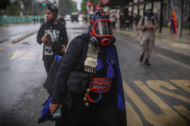 Hundreds of people protest against Columbus Day in Santiago SANTIAGO, CHILE - OCTOBER 12: A Mapuche protester wears a gas mask during the traditional protest against Columbus Day in Santiago, Chile, on October 12, 2026. Protesters demanded Indigenous rights and territorial recognition. Lucas Aguayo Araos Anadolu Santiago Chile. Editorial use only. Please get in touch for any other usage.  Copyright: x2026xAnadoluxLucasxAguayoxAraosx