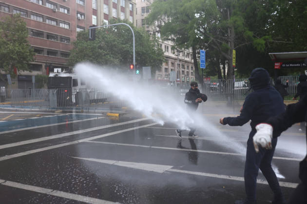 Hundreds of people protest against Columbus Day in Santiago SANTIAGO, CHILE - OCTOBER 12: Demonstrators clash with police during the traditional protest against Columbus Day in Santiago, Chile, on October 12, 2026. The protesters demanded Indigenous rights and territorial recognition. Lucas Aguayo Araos Anadolu Santiago Chile. Editorial use only. Please get in touch for any other usage.  Copyright: x2026xAnadoluxLucasxAguayoxAraosx