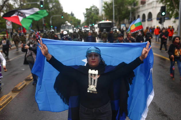Hundreds of people protest against Columbus Day in Santiago SANTIAGO, CHILE - OCTOBER 12: Mapuche groups and other indigenous organizations are participating in the traditional protest against Columbus Day in Santiago, Chile, on October 12, 2026. Demonstrators demanded indigenous rights and territorial recognition. Lucas Aguayo Araos Anadolu Santiago Chile. Editorial use only. Please get in touch for any other usage.  Copyright: x2026xAnadoluxLucasxAguayoxAraosx