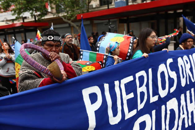 Hundreds of people protest against Columbus Day in Santiago SANTIAGO, CHILE - OCTOBER 12: A Mapuche protester plays a trutruca (a traditional wind instrument of the Mapuche people in Chile) during a protest opposing Columbus Day in Santiago, Chile, on October 12, 2026. Protesters demanded indigenous rights and territorial recognition. Lucas Aguayo Araos Anadolu Santiago Chile. Editorial use only. Please get in touch for any other usage.  Copyright: x2026xAnadoluxLucasxAguayoxAraosx