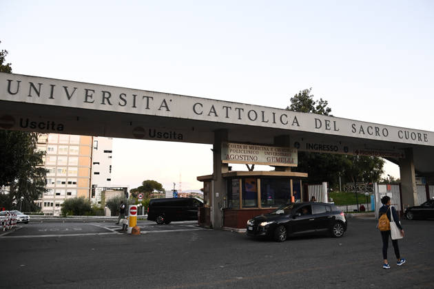 Pope Leo XIV to undergo lung operation in Rome following nodule detection ROME, ITALY - OCTOBER 12: An exterior view of the Policlinico Gemelli hospital, where Pope Leo XIV is expected to be admitted on October 13 for a lung operation, in Rome, Italy, on October 12, 2026. The pontiff announced during the Sunday Angelus prayer, delivered on October 11 from the Apostolic Palace at the Vatican, that a lung nodule had been detected at an early, localized stage, and that doctors had decided to intervene anyway. Isabella Bonotto Anadolu Rome Italy. Editorial use only. Please get in touch for any other usage.  Copyright: x2026xAnadoluxIsabellaxBonottox