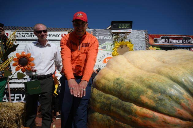 53rd Annual Safeway World Championship Pumpkin Weigh-Off in Half Moon Bay HALF MOON BAY, CA - OCTOBER 12: Travis Gienger from Anoka, Minnesota won with his giant pumpkin weighted 2,389 pound during the 53rd annual Safeway World Championship Pumpkin Weigh-Off is held at the I.D.E.S. Grounds in Half Moon Bay, California, United States on October 12, 2026. Tayfun Coskun Anadolu California United States. Editorial use only. Please get in touch for any other usage.  Copyright: x2026xAnadoluxTayfunxCoskunx