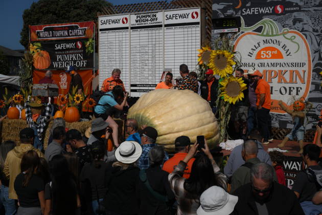 53rd Annual Safeway World Championship Pumpkin Weigh-Off in Half Moon Bay HALF MOON BAY, CA - OCTOBER 12: Travis Gienger from Anoka, Minnesota won with his giant pumpkin weighted 2,389 pound during the 53rd annual Safeway World Championship Pumpkin Weigh-Off is held at the I.D.E.S. Grounds in Half Moon Bay, California, United States on October 12, 2026. Tayfun Coskun Anadolu California United States. Editorial use only. Please get in touch for any other usage.  Copyright: x2026xAnadoluxTayfunxCoskunx