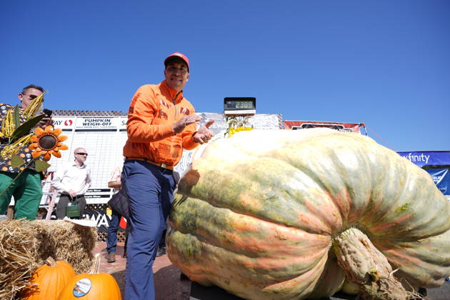 53rd Annual Safeway World Championship Pumpkin Weigh-Off in Half Moon Bay HALF MOON BAY, CA - OCTOBER 12: Travis Gienger from Anoka, Minnesota won with his giant pumpkin weighted 2,389 pound during the 53rd annual Safeway World Championship Pumpkin Weigh-Off is held at the I.D.E.S. Grounds in Half Moon Bay, California, United States on October 12, 2026. Tayfun Coskun Anadolu California United States. Editorial use only. Please get in touch for any other usage.  Copyright: x2026xAnadoluxTayfunxCoskunx