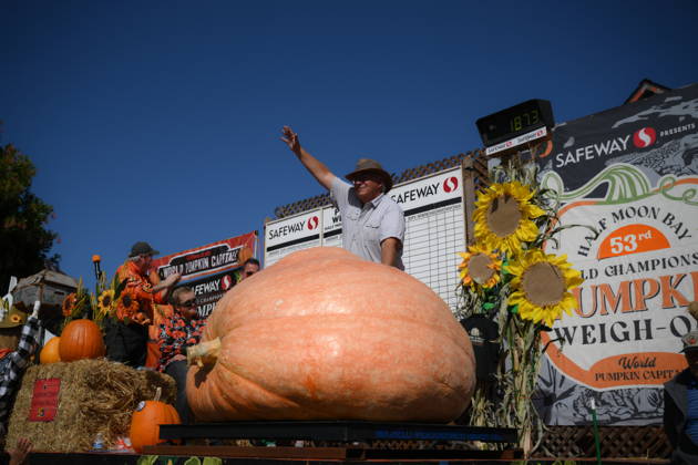 53rd Annual Safeway World Championship Pumpkin Weigh-Off in Half Moon Bay HALF MOON BAY, CA - OCTOBER 12: Brian Christensen competes with his giant pumpkin weighted 1,873 pound during the 53rd annual Safeway World Championship Pumpkin Weigh-Off is held at the I.D.E.S. Grounds in Half Moon Bay, California, United States on October 12, 2026. Tayfun Coskun Anadolu California United States. Editorial use only. Please get in touch for any other usage.  Copyright: x2026xAnadoluxTayfunxCoskunx