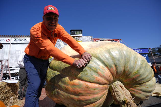 53rd Annual Safeway World Championship Pumpkin Weigh-Off in Half Moon Bay HALF MOON BAY, CA - OCTOBER 12: Travis Gienger from Anoka, Minnesota won with his giant pumpkin weighted 2,389 pound during the 53rd annual Safeway World Championship Pumpkin Weigh-Off is held at the I.D.E.S. Grounds in Half Moon Bay, California, United States on October 12, 2026. Tayfun Coskun Anadolu California United States. Editorial use only. Please get in touch for any other usage.  Copyright: x2026xAnadoluxTayfunxCoskunx