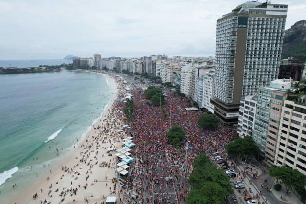 Supporters of Brazil s President Lula rally along Copacabana Beach RIO DE JANEIRO, BRAZIL - OCTOBER 12: Supporters of Brazilian President Luiz Inacio Lula da Silva gather along Avenida Atlantica at Copacabana Beach in Rio de Janeiro, Brazil, on October 12, 2026. The mass rally formed part of the Workers Party (PT) mobilization ahead of the high-stakes presidential runoff against Liberal Party (PL) candidate Senator Flavio Bolsonaro. Fabio Teixeira Anadolu Rio de Janeiro Brazil. Editorial use only. Please get in touch for any other usage.  Copyright: x2026xAnadoluxFabioxTeixeirax