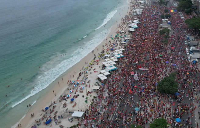 Supporters of Brazil s President Lula rally along Copacabana Beach RIO DE JANEIRO, BRAZIL - OCTOBER 12: Supporters of Brazilian President Luiz Inacio Lula da Silva gather along Avenida Atlantica at Copacabana Beach in Rio de Janeiro, Brazil, on October 12, 2026. The mass rally formed part of the Workers Party (PT) mobilization ahead of the high-stakes presidential runoff against Liberal Party (PL) candidate Senator Flavio Bolsonaro. Fabio Teixeira Anadolu Rio de Janeiro Brazil. Editorial use only. Please get in touch for any other usage.  Copyright: x2026xAnadoluxFabioxTeixeirax