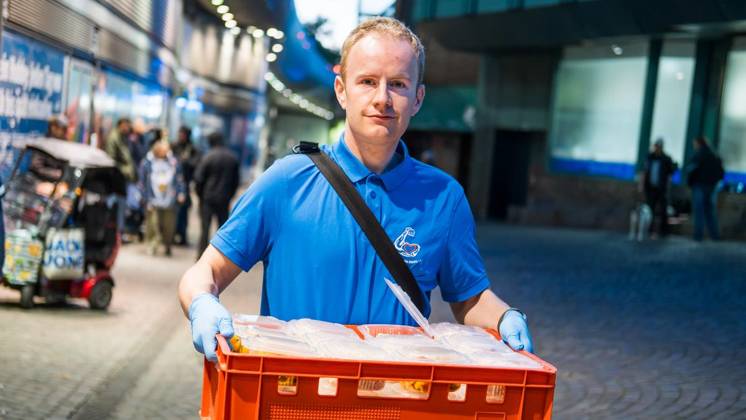 Lasse Gieskes in Gelsenkirchen ** FOR EDITORIAL USE ONLY ** EDITORIAL USE ONLY ** p Lasse Gieskes of Gelsenkirchen has been nominated for the German Civic Engagement Award on Monday, October 12, 2026, at the Warm Through the Night kitchen on the station plaza in Gelsenkirchen, Germany, North Rhine-Westphalia, Gelsenkirchen. Copyright ChristophxWojtyczka Copyright: ChristophxWojtyczka doc8805f4rgasj1cfym0e5s ,EDITORIAL USE ONLY Copyright: ChristophxWojtyczka