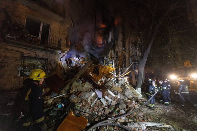 Rescue Operations After Kharkiv Strike KHARKIV, UKRAINE, OCTOBER 12, 2026: Emergency workers conduct rescue operations at a residential building damaged in a Russian strike in Kharkiv s Kholodnohirskyi district. A firefighter was injured by falling concrete debris while clearing the rubble and was evacuated on a stretcher. Kharkiv Ukraine Copyright: x xAndrewxClingx xJNAxPressx