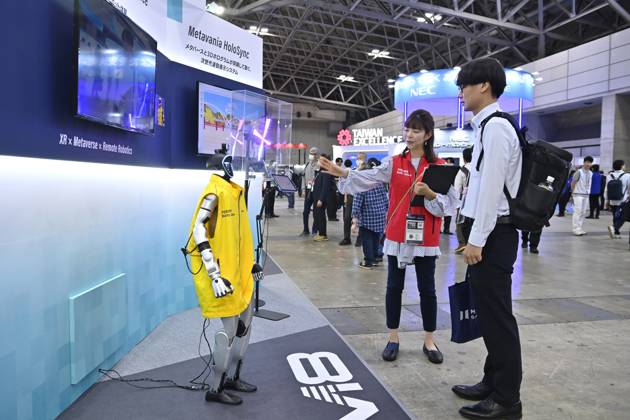 Japan showcases emerging technologies at CEATEC 2026 CHIBA, JAPAN - OCTOBER 13: Visitors interact with a robot exhibits during CEATEC 2026 at Makuhari Messe in Chiba, Japan, October 13, 2026. The event highlights advances in digital innovation and technologies aimed at transforming industries and everyday life. David Mareuil Anadolu Chiba Japan. Editorial use only. Please get in touch for any other usage.  Copyright: x2026xAnadoluxDavidxMareuilx