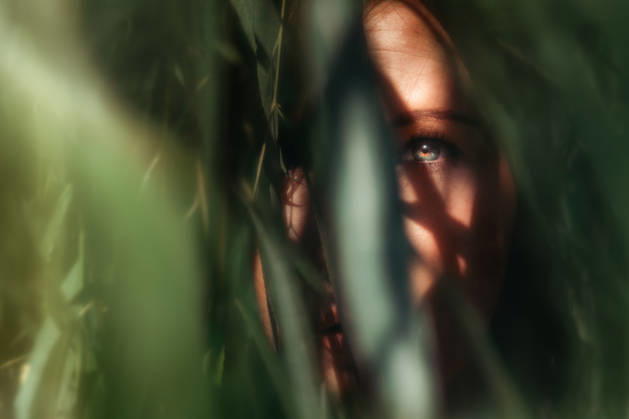 Woman s eye looking through lush green leaves Tulsa, Oklahoma, United States CR_KRRY261009-2124127-01 ,model released, Symbolfoto ,property released
