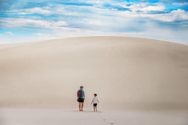 Father and son explore vast minimalist sand dunes Tulsa, Oklahoma, United States CR_KRRY261009-2124149-01 ,model released, Symbolfoto ,property released