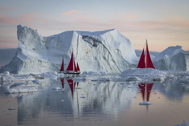 Bright red sailboats sail through a stunning arctic landscape Ilulissat, Avannaata Municipality, Greenland CR_NEAN261001-2137276-01 ,model released, Symbolfoto ,property released