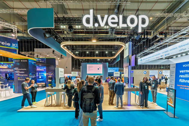 Berlin, 13.10.2026: Besucher am Stand des Softwareherstellers d.velop auf der Smart Country Convention; das Unternehmen aus dem westfälischen Gescher bietet Lösungen für digitale Akten und Dokumentenmanagement an, die unter anderem in vielen Kommunalverwaltungen eingesetzt werden. Daneben präsentieren sich Anbieter wie VOIS, Bechtle und avocado mit Software und KI-Anwendungen für Behörden. Die Smart Country Convention (SCCON) ist die Kongressmesse für die Digitalisierung des öffentlichen Sektors und wird vom Digitalverband Bitkom gemeinsam mit der Messe Berlin veranstaltet. Vom 13. bis 15. Oktober 2026 treffen sich auf dem Berliner Messegelände Vertreter aus Bund, Ländern und Kommunen mit Unternehmen der Digitalwirtschaft, um übe