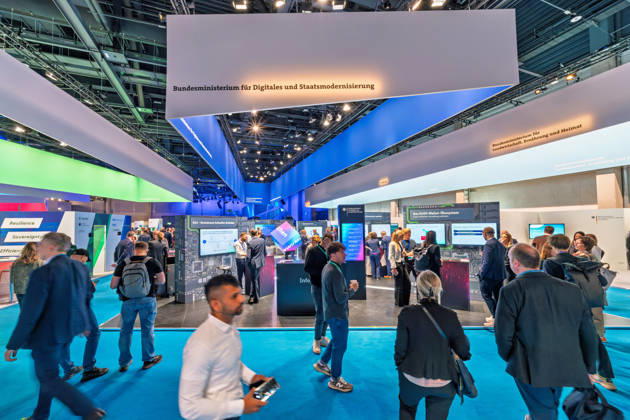Berlin, 13.10.2026: Besucher am großen Stand des Bundesministeriums für Digitales und Staatsmodernisierung auf der Smart Country Convention, wo unter anderem das Ökosystem rund um die europäische digitale Brieftasche (EUDI-Wallet) und der schnellere digitale Gründungsprozess für Unternehmen vorgestellt werden; rechts der Stand des Bundesministeriums für Landwirtschaft, Ernährung und Heimat. Das 2025 gegründete Ministerium unter Karsten Wildberger soll die Digitalisierung des Staates bündeln. Die Smart Country Convention (SCCON) ist die Kongressmesse für die Digitalisierung des öffentlichen Sektors und wird vom Digitalverband Bitkom gemeinsam mit der Messe Berlin veranstaltet. Vom 13. bis 15. Oktober 2026 treffen sich auf dem Ber