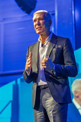 Berlin, 13.10.2026: Bitkom-Präsident Ralf Wintergerst steht bei seiner Rede auf der Hauptbühne der Smart Country Convention in der Halle hub27. Ralf Wintergerst ist seit 2023 Präsident des Digitalverbands Bitkom, der die Smart Country Convention gemeinsam mit der Messe Berlin veranstaltet, und hauptberuflich Vorsitzender der Geschäftsführung des Münchner Sicherheitstechnologiekonzerns Giesecke+Devrient. Die Smart Country Convention (SCCON) ist die Kongressmesse für die Digitalisierung des öffentlichen Sektors und wird vom Digitalverband Bitkom gemeinsam mit der Messe Berlin veranstaltet. Vom 13. bis 15. Oktober 2026 treffen sich in der Halle hub27 Vertreter aus Bund, Ländern und Kommunen mit Unternehmen der Digitalwirtschaft, um ü