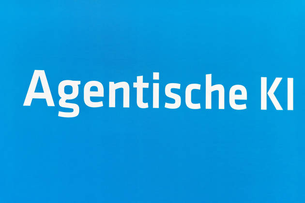 Berlin, 13.10.2026: Der Schriftzug Agentische KI an einem Messestand auf der Smart Country Convention. Als agentische KI werden Systeme Künstlicher Intelligenz bezeichnet, die mehrstufige Aufgaben weitgehend selbstständig planen und ausführen; in der öffentlichen Verwaltung sollen solche KI-Agenten künftig etwa Anträge vorprüfen oder Routinevorgänge bearbeiten. Die Smart Country Convention (SCCON) ist die Kongressmesse für die Digitalisierung des öffentlichen Sektors und wird vom Digitalverband Bitkom gemeinsam mit der Messe Berlin veranstaltet. Vom 13. bis 15. Oktober 2026 treffen sich auf dem Berliner Messegelände Vertreter aus Bund, Ländern und Kommunen mit Unternehmen der Digitalwirtschaft, um über digitale Verwaltung