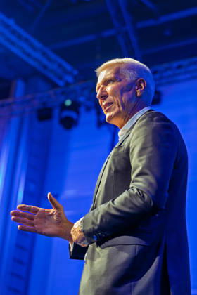 Berlin, 13.10.2026: Bitkom-Präsident Ralf Wintergerst spricht gestikulierend auf der Hauptbühne der Smart Country Convention in der Halle hub27. Ralf Wintergerst ist seit 2023 Präsident des Digitalverbands Bitkom, der die Smart Country Convention gemeinsam mit der Messe Berlin veranstaltet, und hauptberuflich Vorsitzender der Geschäftsführung des Münchner Sicherheitstechnologiekonzerns Giesecke+Devrient. Die Smart Country Convention (SCCON) ist die Kongressmesse für die Digitalisierung des öffentlichen Sektors und wird vom Digitalverband Bitkom gemeinsam mit der Messe Berlin veranstaltet. Vom 13. bis 15. Oktober 2026 treffen sich in der Halle hub27 Vertreter aus Bund, Ländern und Kommunen mit Unternehmen der Digitalwirtschaft, um Ã