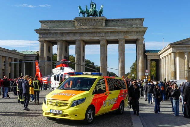 Rescue helicopters at the Brandenburg Gate push for emergency care reform: Protest from the air. Eight rescue organizations are demonstrating with helicopters and ambulances at the Brandenburg Gate to call for changes to the emergency care reform. 7aIMG 0576884 Rescue helicopters at the Brandenburg Gate Apply Pressure for Changes to Emergency Reform Berlin, Berlin, Germany Copyright: 7aktuell.dex xVincentxB. 0576884 20261013_7a_RETTUNGSREFORM_576884