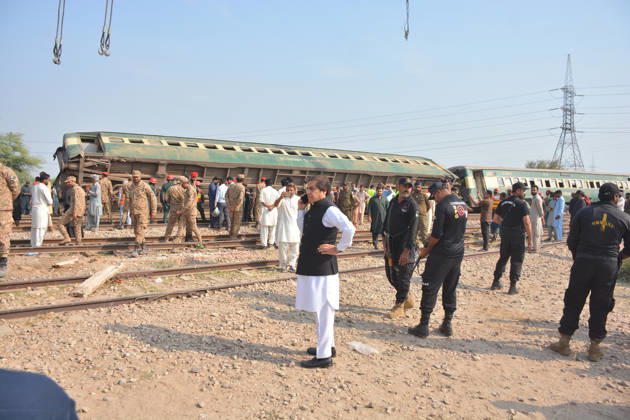 7 killed, 40 injured as passenger train derails in Pakistan MULTAN, PAKISTAN - OCTOBER 13: Rescue workers search for victims following the derailment of the Rehman Baba Express passenger train on the outskirts of Multan, Pakistan, on October 13, 2026. At least seven people were killed and 40 others injured when a passenger train derailed in Pakistan s eastern Punjab province early Tuesday, local media reported. Muhammad Reza Anadolu Multan Pakistan. Editorial use only. Please get in touch for any other usage.  Copyright: x2026xAnadoluxMuhammadxRezax