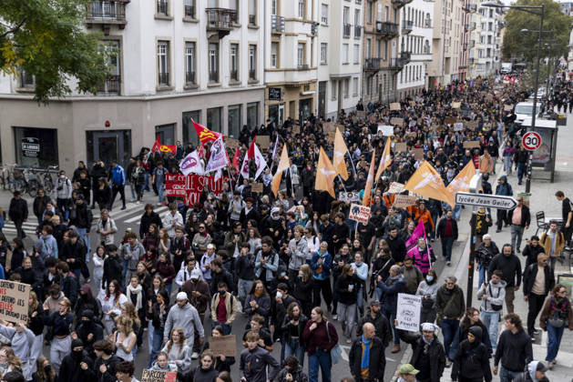 High school students blockade schools in Strasbourg over education policies STRASBOURG, FRANCE - OCTOBER 13: High school students stage blockades outside a school as part of protests over educational policies in Alsace region, in Strasbourg, France on October 13, 2026. Students organized blockades across several high schools in Alsace ahead of scheduled rallies in Strasbourg and Mulhouse, reflecting growing dissatisfaction among youth over education issues. Elyxandro Cegarra Anadolu Strasbourg France. Editorial use only. Please get in touch for any other usage.  Copyright: x2026xAnadoluxElyxandroxCegarrax
