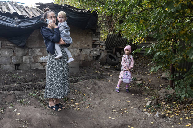 Police unit White Angels facilitates safe evacuation for family in war-torn Ukraine KRAMATORSK, UKRAINE - OCTOBER 13: The ‘White Angels’ police unit evacuates a family with children in the city of Kramatorsk, Ukraine, on October 13, 2026. Diego Herrera Carcedo Anadolu Kramatorsk Ukraine. Editorial use only. Please get in touch for any other usage.  Copyright: x2026xAnadoluxDiegoxHerreraxCarcedox