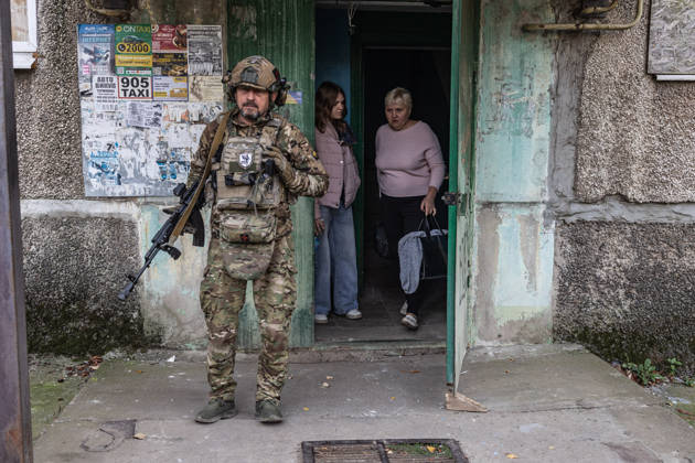 Police unit White Angels facilitates safe evacuation for family in war-torn Ukraine KRAMATORSK, UKRAINE - OCTOBER 13: The White Angels police unit evacuates a woman and her young daughter in the city of Kramatorsk, Ukraine, on October 13, 2026. Diego Herrera Carcedo Anadolu Kramatorsk Ukraine. Editorial use only. Please get in touch for any other usage.  Copyright: x2026xAnadoluxDiegoxHerreraxCarcedox