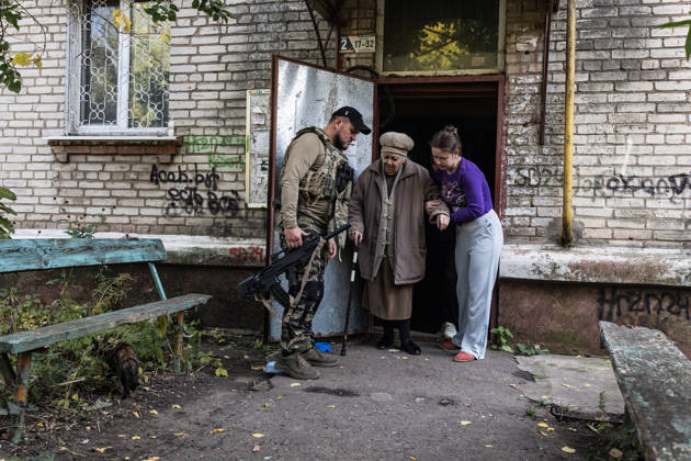 Police unit White Angels facilitates safe evacuation for family in war-torn Ukraine SLOVIANSK, UKRAINE - OCTOBER 13: A woman is evacuated by the White Angels police unit in the city of Sloviansk, Ukraine, on October 13, 2026. Diego Herrera Carcedo Anadolu Sloviansk Ukraine. Editorial use only. Please get in touch for any other usage.  Copyright: x2026xAnadoluxDiegoxHerreraxCarcedox