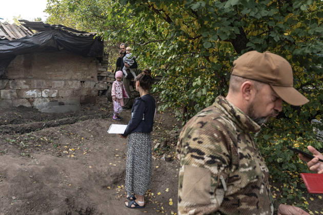 Police unit White Angels facilitates safe evacuation for family in war-torn Ukraine KRAMATORSK, UKRAINE - OCTOBER 13: The ‘White Angels’ police unit evacuates a family with children in the city of Kramatorsk, Ukraine, 13 October 2026 Diego Herrera Carcedo Anadolu Kramatorsk Ukraine. Editorial use only. Please get in touch for any other usage.  Copyright: x2026xAnadoluxDiegoxHerreraxCarcedox