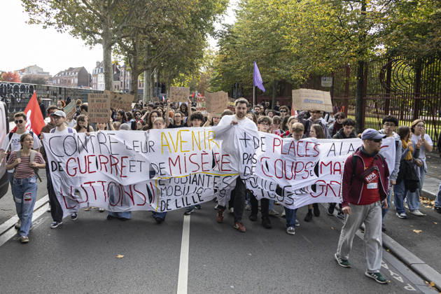 High School Students Protest Education Budget Cuts In Lille - France Protesters seen holding placards as they march through the streets during the demonstration. Thousands of high school students and protesters are marching through the streets to protest against budget cuts affecting high schools and the entire national education system in Lille on 13 October 2026. Photo by Sebastien Courdji ABACAPRESS Lille Hauts-de-France France  Copyright: xCourdjixSebastien ABACAx