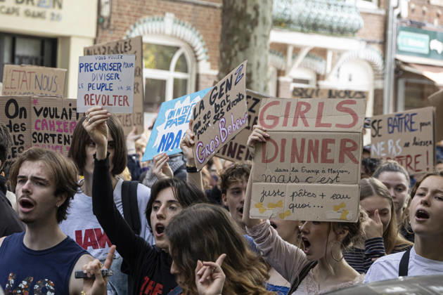 High School Students Protest Education Budget Cuts In Lille - France Protesters seen holding placards as they march through the streets during the demonstration. Thousands of high school students and protesters are marching through the streets to protest against budget cuts affecting high schools and the entire national education system in Lille on 13 October 2026. Photo by Sebastien Courdji ABACAPRESS Lille Hauts-de-France France  Copyright: xCourdjixSebastien ABACAx