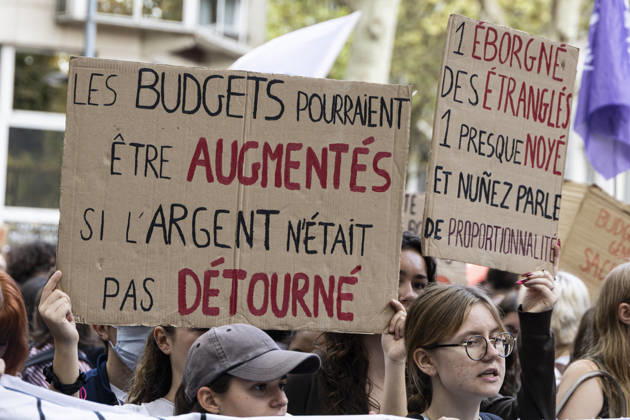 High School Students Protest Education Budget Cuts In Lille - France Protesters seen holding placards as they march through the streets during the demonstration. Thousands of high school students and protesters are marching through the streets to protest against budget cuts affecting high schools and the entire national education system in Lille on 13 October 2026. Photo by Sebastien Courdji ABACAPRESS Lille Hauts-de-France France  Copyright: xCourdjixSebastien ABACAx