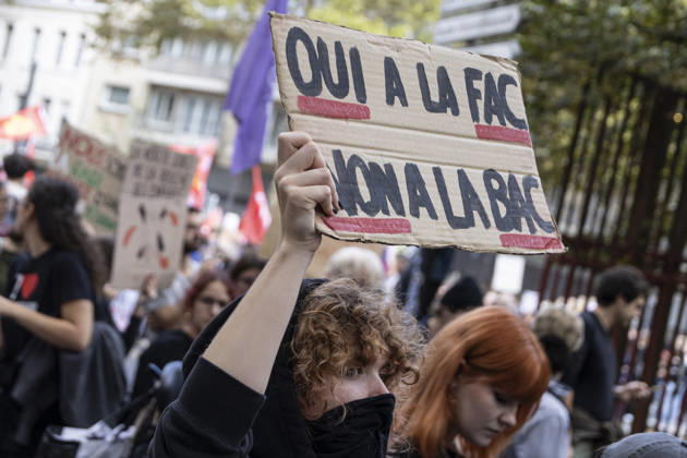 High School Students Protest Education Budget Cuts In Lille - France Protesters seen holding placards as they march through the streets during the demonstration. Thousands of high school students and protesters are marching through the streets to protest against budget cuts affecting high schools and the entire national education system in Lille on 13 October 2026. Photo by Sebastien Courdji ABACAPRESS Lille Hauts-de-France France  Copyright: xCourdjixSebastien ABACAx