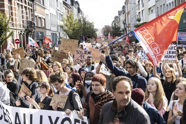 High School Students Protest Education Budget Cuts In Lille - France Protesters seen holding placards as they march through the streets during the demonstration. Thousands of high school students and protesters are marching through the streets to protest against budget cuts affecting high schools and the entire national education system in Lille on 13 October 2026. Photo by Sebastien Courdji ABACAPRESS Lille Hauts-de-France France  Copyright: xCourdjixSebastien ABACAx