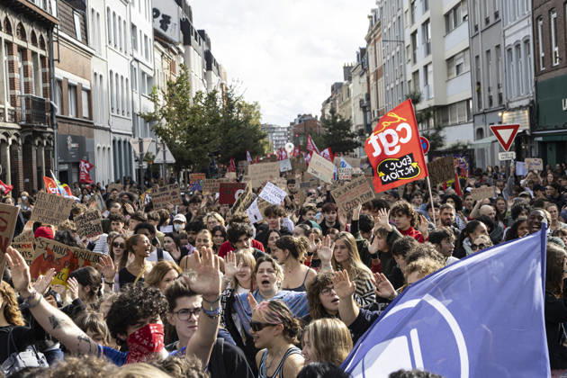 High School Students Protest Education Budget Cuts In Lille - France Protesters seen holding placards as they march through the streets during the demonstration. Thousands of high school students and protesters are marching through the streets to protest against budget cuts affecting high schools and the entire national education system in Lille on 13 October 2026. Photo by Sebastien Courdji ABACAPRESS Lille Hauts-de-France France  Copyright: xCourdjixSebastien ABACAx