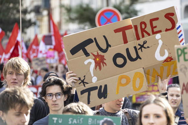 High School Students Protest Education Budget Cuts In Lille - France Protesters seen holding placards as they march through the streets during the demonstration. Thousands of high school students and protesters are marching through the streets to protest against budget cuts affecting high schools and the entire national education system in Lille on 13 October 2026. Photo by Sebastien Courdji ABACAPRESS Lille Hauts-de-France France  Copyright: xCourdjixSebastien ABACAx