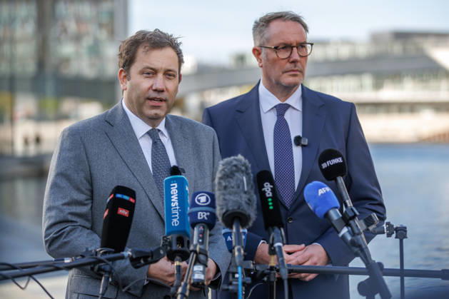 Alexander Schweitzer (SPD), Federal Minister of Labor and Social Affairs-designate, and Lars Klingbeil (SPD), Federal Minister of Finance, during a press statement; Alexander Schweitzer (SPD), Federal Minister of Labor and Social Affairs-designate, and Lars Klingbeil (SPD), Federal Minister of Finance, during a press statement in front of the Bundestag on Oc