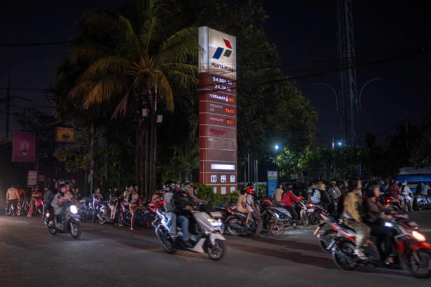 The Bali Island - Fuel Crisis - Transportation People wait in long lines for fuel at a PT. Pertamina gas station in Denpasar, Bali, Indonesia, on October 13, 2026. Gasoline shortages have caused lines to form throughout the day, potentially disrupting transportation and the economy on the island, a known tourist destination. Denpasar Indonesia  Copyright: xMuhammadxFauzyx originalFilename: chaniago-notitle261013_npJfF.jpg