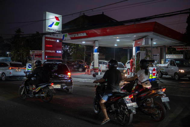 The Bali Island - Fuel Crisis - Transportation People wait in long lines for fuel at a PT. Pertamina gas station in Denpasar, Bali, Indonesia, on October 13, 2026. Gasoline shortages have caused lines to form throughout the day, potentially disrupting transportation and the economy on the island, a known tourist destination. Denpasar Indonesia  Copyright: xMuhammadxFauzyx originalFilename: chaniago-notitle261013_npwTu.jpg