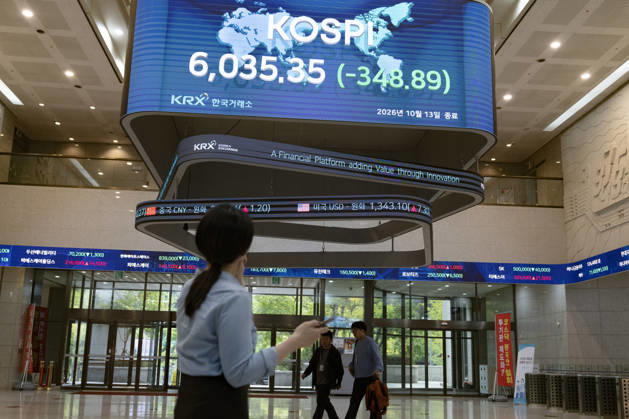 South Korea Stocks Plunge As KOSPI Drops Sharply At KRX In Seoul A Korea Exchange (KRX) employee looks up at the electronic board displaying the closing KOSPI index at 6,035.35 (-348.89) in Yeouido, Seoul, South Korea, on October 13, 2026. Seoul Seoul South Korea  Copyright: xChrisxJungx originalFilename: jung-southkor261013_npdFO.jpg