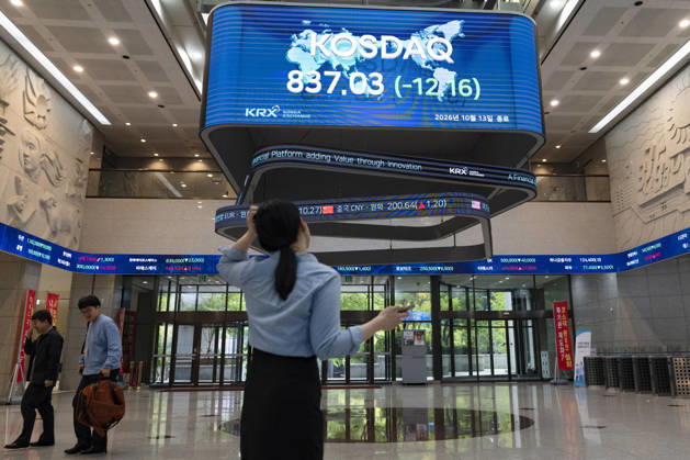South Korea Stocks Plunge As KOSPI Drops Sharply At KRX In Seoul A Korea Exchange (KRX) employee looks up at the electronic board displaying the closing KOSDAQ index at 837.03 (-12.16) in Yeouido, Seoul, South Korea, on October 13, 2026. Seoul Seoul South Korea  Copyright: xChrisxJungx originalFilename: jung-southkor261013_npnRc.jpg
