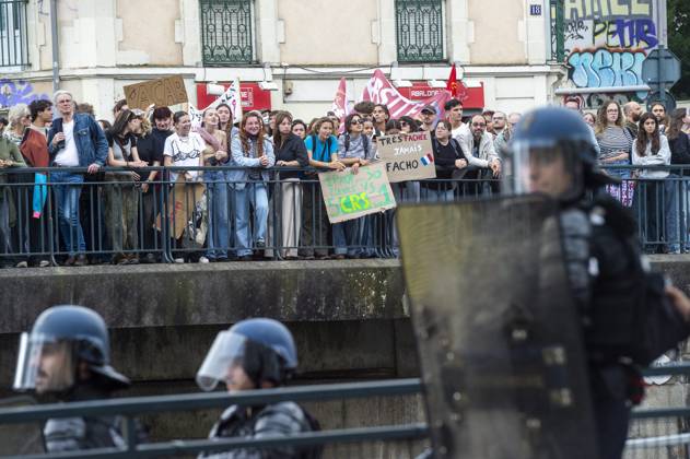 HIGH SCHOOL STUDENTS PROTEST IN RENNES PHOTOPQR OUEST FRANCE Mathieu Pattier Rennes October 13, 2026 High school students protest in Rennes on Tuesday, October 13, 2026, Act V of the high school protest movement. Approximately 8,000 people marched peacefully; at the end of the demonstration, law enforcement used water cannons and tear gas to disperse the crowd, and several arrests were made. PHOTO: MATHIEU PATTIER, OUEST FRANCE France Fires have broken out at several schools in France as students protest by blockading educational institutions nationwide over school funding and learning conditions. Rennes, France  Copyright: xPHOTOPQR OUESTxFRANCE MAXPPPxMathieuxPattierx 20261013OFR4503 20261013OFR4503