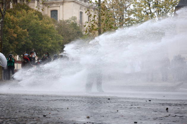 Students Protest in Paris - France - Tear gas and water cannon launched by police during a demonstration of high-school students near the Cathedral of Saint-Louis-des-Invalides in Paris, on October 13, 2026, as part of a nationwide high school mobilisation. France sees nationwide demonstrations on October 13 in support of students protesting poor classroom conditions for weeks, as authorities and participants remain wary of further violence. Photo by Raphael Lafargue ABACAPRESS.COM Paris France  Copyright: xLafarguexRaphael ABACAx